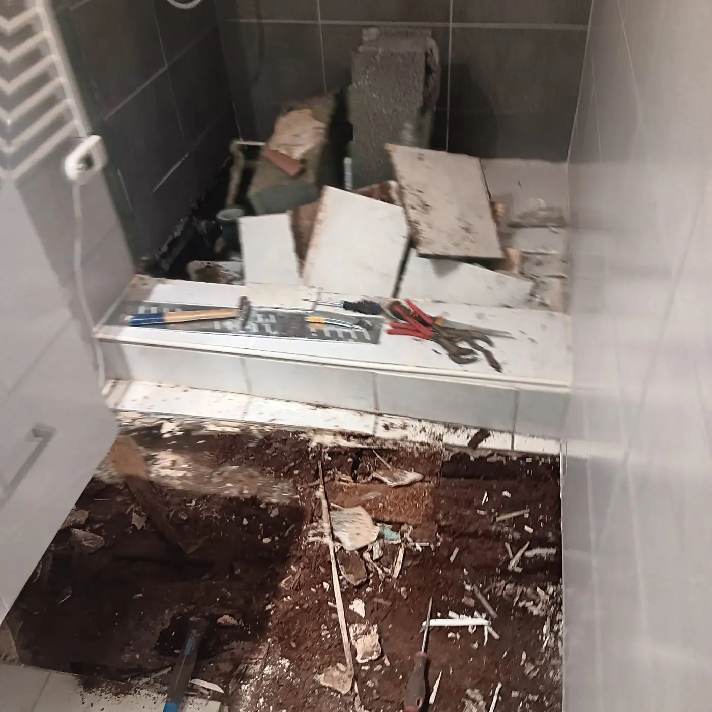 Salle de bain après dégât des eaux avant remise en état