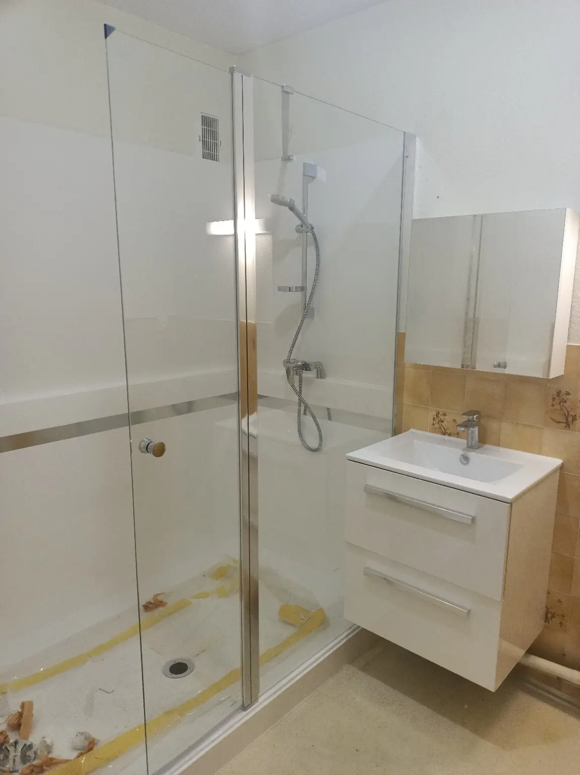Douche accessible réalisée en partenariat avec Noveom