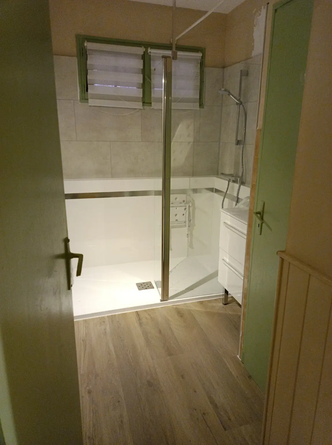 Douche sécurisée terminée avec siège, parois et meuble vasque