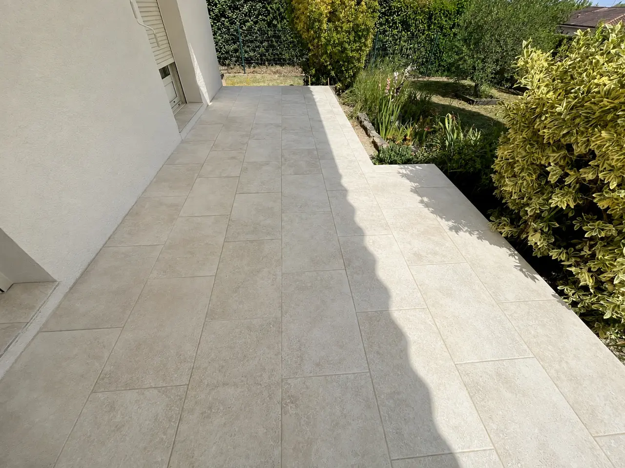 Terrasse extérieure carrelée en ton pierre par EI LEMBERT