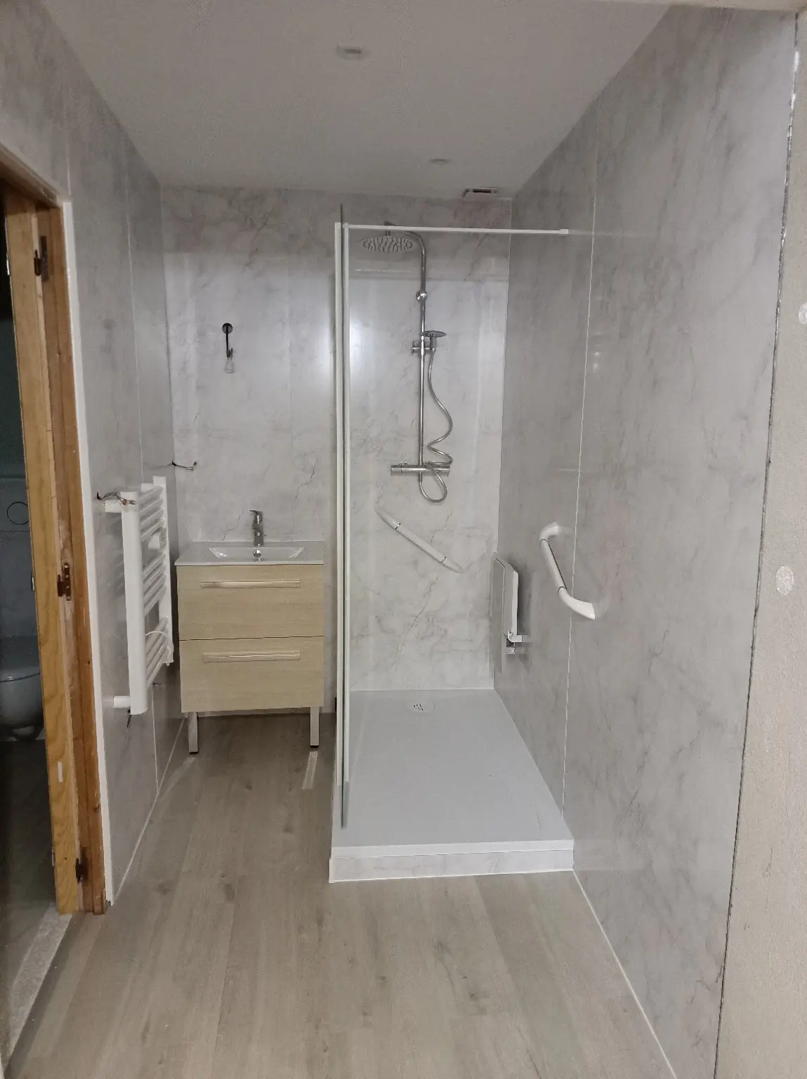 Salle de bain avec douche accessible