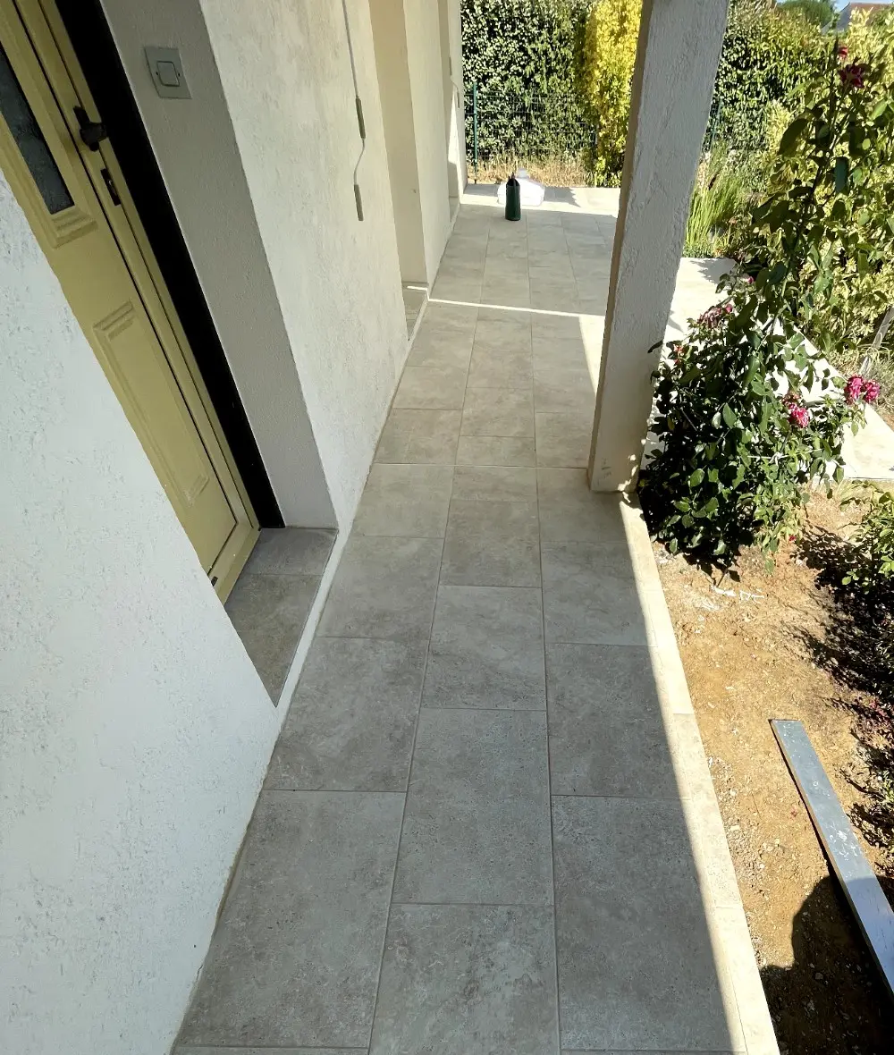 Carrelage extérieur le long d’une maison